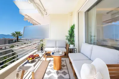 Balcon ou terrasse dans l'établissement 2-Br Apartment with Sea View Terrace Cannes