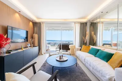 Télévision ou salle de divertissement dans l'établissement 2-Br Apartment with Sea View Terrace Cannes