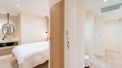 Un ou plusieurs lits dans un hébergement de l'établissement 3BDR Cocoon in Cannes Martinez avec Jardin Privé & Design Contemporain à 3 min de la Croisette