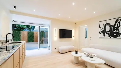 Cuisine ou kitchenette dans l'établissement 3BDR Cocoon in Cannes Martinez avec Jardin Privé & Design Contemporain à 3 min de la Croisette