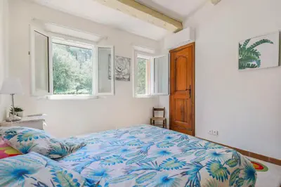 Un ou plusieurs lits dans un hébergement de l'établissement Magnifique villa avec piscine privee