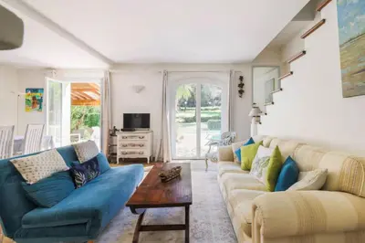 Coin salon dans l'établissement Magnifique villa avec piscine privee