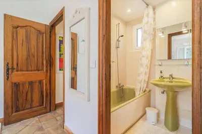 Salle de bains dans l'établissement Magnifique villa avec piscine privee