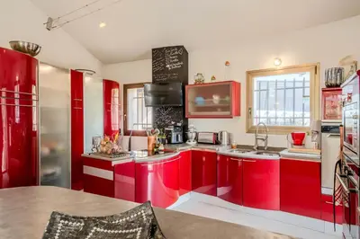 Cuisine ou kitchenette dans l'établissement Magnifique villa avec piscine