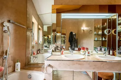 Salle de bains dans l'établissement Magnifique villa avec piscine