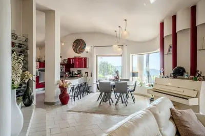 Coin salon dans l'établissement Magnifique villa avec piscine