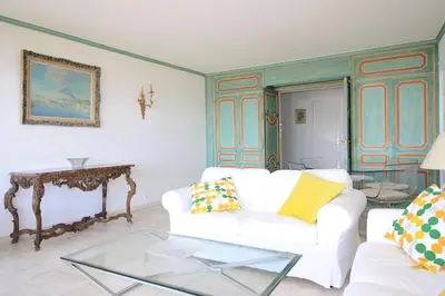 Coin salon dans l'établissement Vue unique sur toute la baie de Cannes et la mer