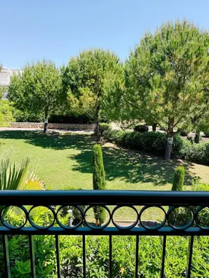 Jardin de l'établissement Spacious Seaside Condo with Garden & Sea-View