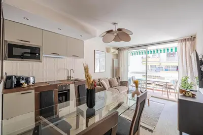 Cuisine ou kitchenette dans l'établissement Super appartement centre Juan les Pins proche mer