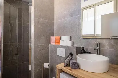 Salle de bains dans l'établissement Super appartement centre Juan les Pins proche mer