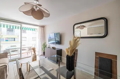 Télévision ou salle de divertissement dans l'établissement Super appartement centre Juan les Pins proche mer