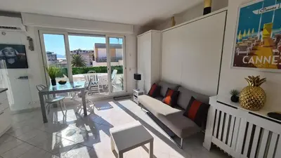 Coin salon dans l'établissement Appartement 2P Terrasse Cannes Croisette Beach 100 meters