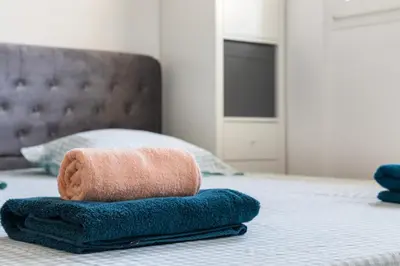 Un ou plusieurs lits dans un hébergement de l'établissement Jardin Pauline 2 pièces balcon proche plage