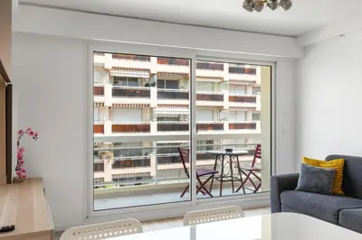 Coin salon dans l'établissement Jardin Pauline 2 pièces balcon proche plage