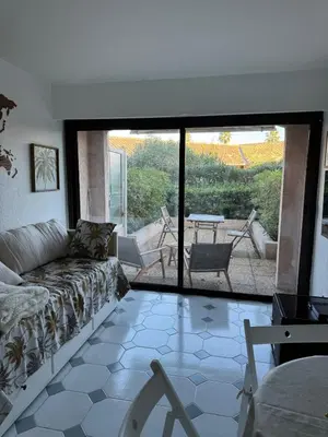 Coin salon dans l'établissement Studio with terrace in the center with AC