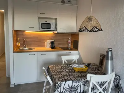 Cuisine ou kitchenette dans l'établissement Studio with port view terrace with AC