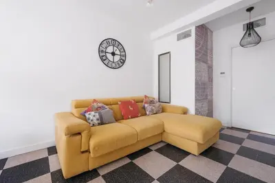 Coin salon dans l'établissement Apartment with garden near the beach