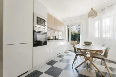 Cuisine ou kitchenette dans l'établissement Apartment with garden near the beach