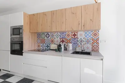 Cuisine ou kitchenette dans l'établissement Apartment with garden near the beach