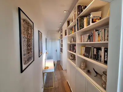 Bibliothèque dans l'appartement