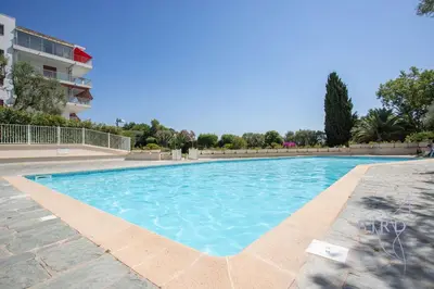 Piscine de l'établissement Smart flat in Antibes sea view AC parking and pool ou située à proximité