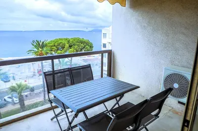Vue générale sur la mer ou vue sur la mer prise depuis l'appartement