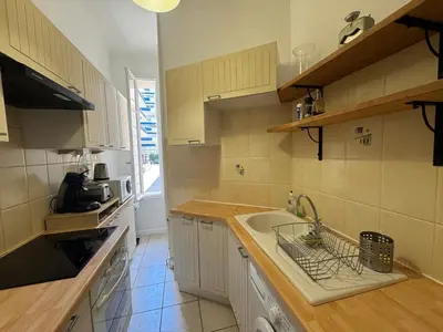 Cuisine ou kitchenette dans l'établissement Beau 2 pièces, art déco, plein centre