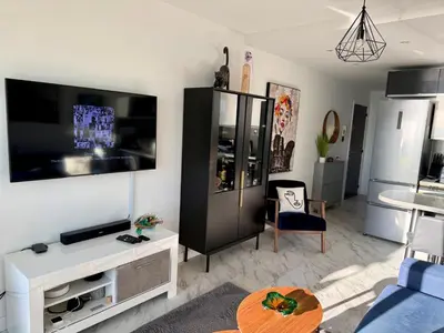 Télévision ou salle de divertissement dans l'établissement Studio Azur face à la mer - Parking privé