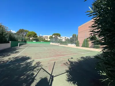 Tennis ou squash au sein de l'appartement ou à proximité
