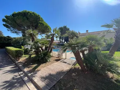 Jardin de l'établissement Studio 4 places Residence avec piscine et tennis