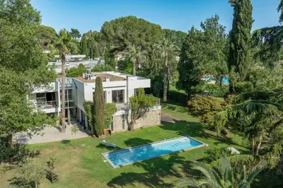 Piscine de l'établissement CABOTS Villa Moderne Tout Confort Grand Jardin & Piscine ou située à proximité