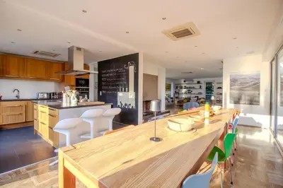 Cuisine ou kitchenette dans l'établissement CABOTS Villa Moderne Tout Confort Grand Jardin & Piscine
