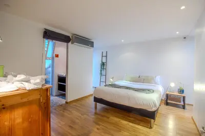Un ou plusieurs lits dans un hébergement de l'établissement CABOTS Villa Moderne Tout Confort Grand Jardin & Piscine