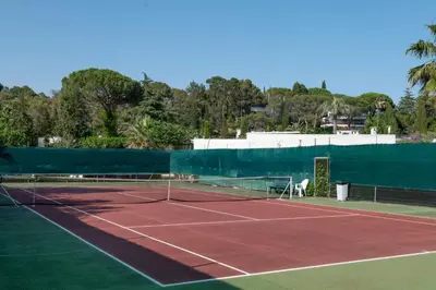 Tennis ou squash au sein de la villa ou à proximité