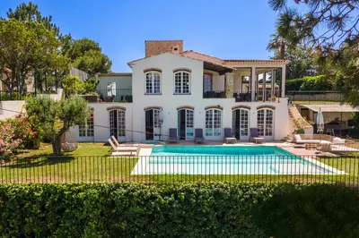 Piscine de l'établissement Villa exclusive au sommet de Cannes, 8 chambres, double piscine, vue sur la mer ou située à proximité