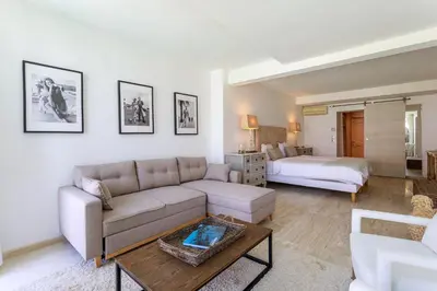 Coin salon dans l'établissement Villa exclusive au sommet de Cannes, 8 chambres, double piscine, vue sur la mer