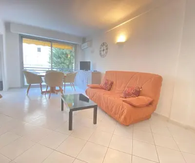 Coin salon dans l'établissement Cannes proche Croisette - Studio balcon vue sur jardin