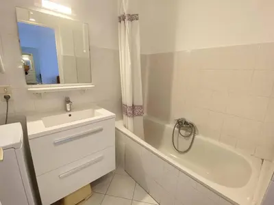 Salle de bains dans l'établissement Cannes proche Croisette - Studio balcon vue sur jardin