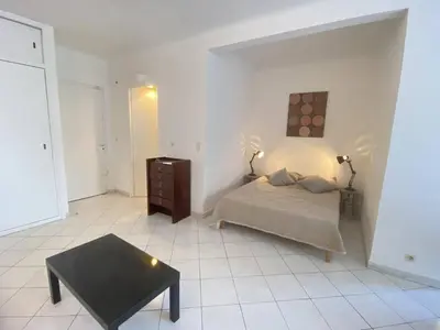Un ou plusieurs lits dans un hébergement de l'établissement Cannes proche Croisette - Studio balcon vue sur jardin