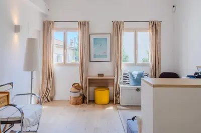 Coin salon dans l'établissement Magnifique villa avec piscine