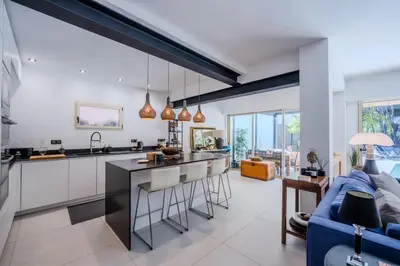 Cuisine ou kitchenette dans l'établissement Magnifique villa avec piscine
