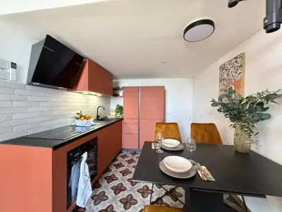 Cuisine ou kitchenette dans l'établissement Sea-vue 2 Bedroom apartment in Golfe-Juan close to beach