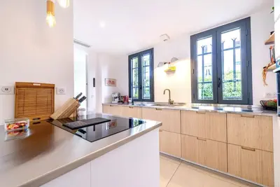 Cuisine ou kitchenette dans l'établissement Magical Villa with Secluded Garden - Beach, Port & Centre