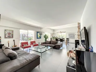 Télévision ou salle de divertissement dans l'établissement Beautiful luxury villa
