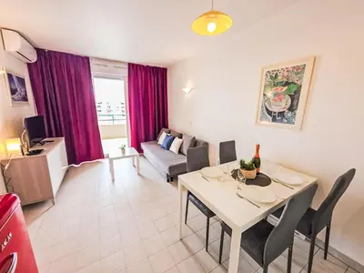 Coin salon dans l'établissement Apartment Les Pins Bleus-3 by Interhome