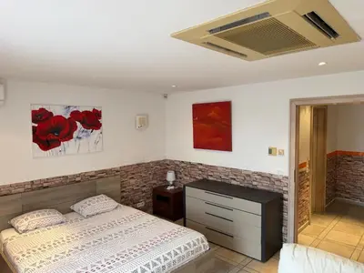 Un ou plusieurs lits dans un hébergement de l'établissement Villa avec piscine à Super Cannes