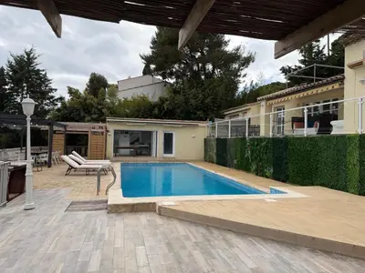 Piscine de l'établissement Villa avec piscine à Super Cannes ou située à proximité