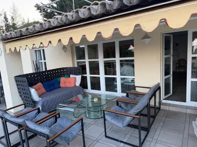 Balcon ou terrasse dans l'établissement Villa avec piscine à Super Cannes