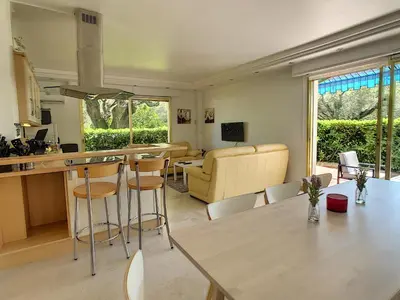 Télévision ou salle de divertissement dans l'établissement Spacious 3 bed App with pool 5min to JLP beach Ideal for 2 families or 8 people