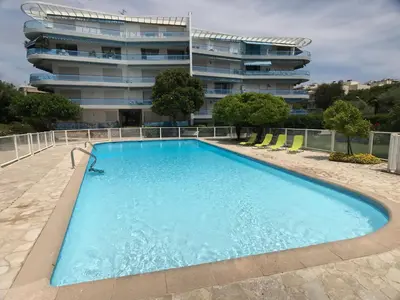 Piscine de l'établissement Spacious 3 bed App with pool 5min to JLP beach Ideal for 2 families or 8 people ou située à proximité